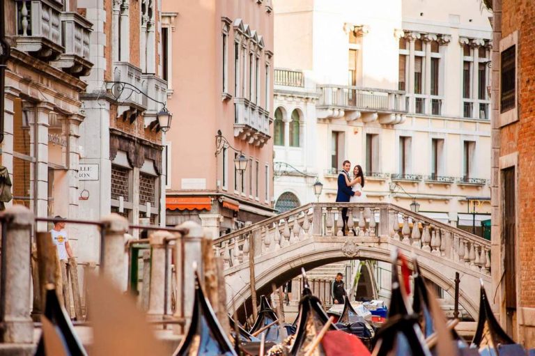 Фотограф в Венеции. Фотосессия на мостике с гандолами в Венеции для двоих по фото-маршруту №1.