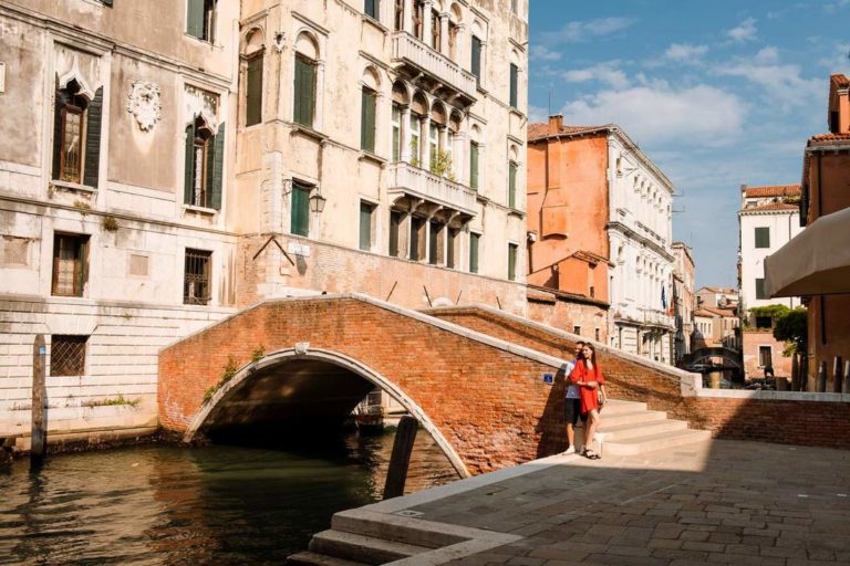 Фотограф в Венеции. Проведение профессиональной фотосъемки для гостей города по известным местам. Фото-прогулка №2. Цена указана.