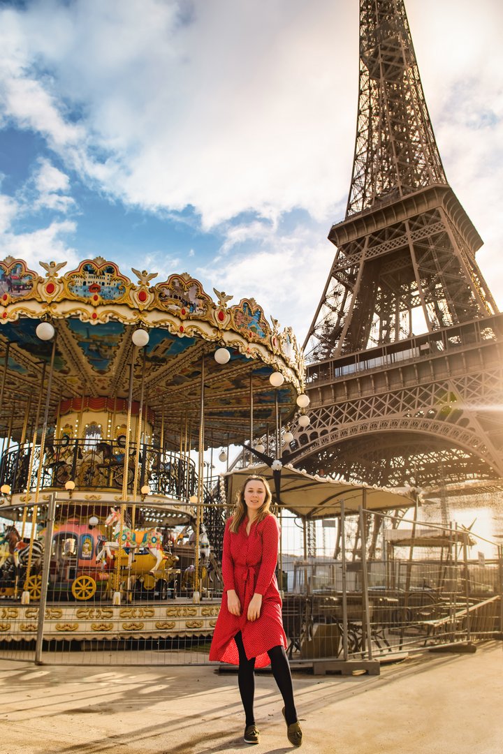 Художественная фотосессия в Париже: стильные портреты. Фото-маршрут №1. Фотография на фоне карусели и Эйфелевой башни.