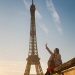 Русский фотограф в Париже, который сделает ваши фотографии незабываемыми. Фото-маршрут №1. Фотография девушки, которая свесила ноги с моста на фоне Эйфелевой башни.