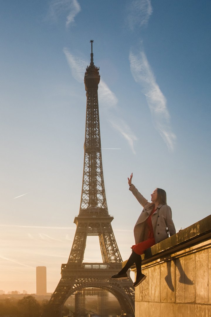 Русский фотограф в Париже, который сделает ваши фотографии незабываемыми. Фото-маршрут №1. Фотография девушки, которая свесила ноги с моста на фоне Эйфелевой башни.
