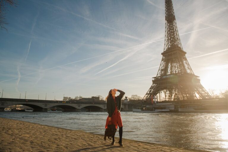 Фотосессия в Париже на фоне Сены. Фото-маршрут №1. Портрет девушки на набережной.