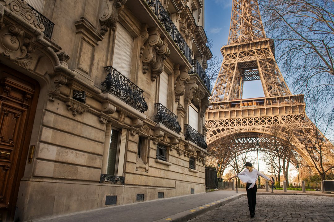 Фотосессия в Париже в стиле винтаж. Фото-маршрут №1. Необычный ракурс на Эйфелеву башню. Русскоязычный фотограф.