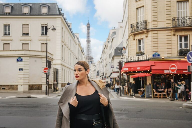 Фотосессия в Париже. Фото-маршрут №1. Фотосессия в Париже в стиле street-photography на парижской улочке на фоне Эйфелевой башни.