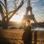 Фотосессия в Париже в стиле street-photography. Фотограф в Париже. Фото-маршрут №1. Портрет на закате на набережной Сены на фоне Эйфелевой башни.