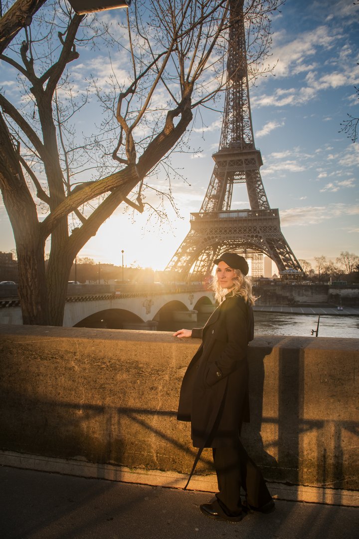 Фотосессия в Париже в стиле street-photography. Фотограф в Париже. Фото-маршрут №1. Портрет на закате на набережной Сены на фоне Эйфелевой башни.