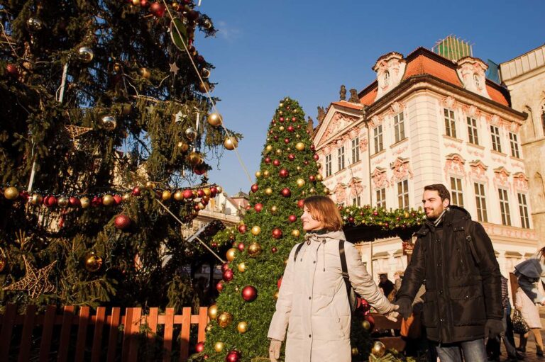 Фотосессия в Праге по фото-маршруту №4. Главная елка на Староместской площади. Фотограф в Праге на Рождество и Новый год.