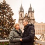 Фотосессия в Праге по фото-маршруту №4. Главная елка на Староместской площади. На заднем фоне Тынский храм. Фотограф в Праге на Рождество и Новый год.