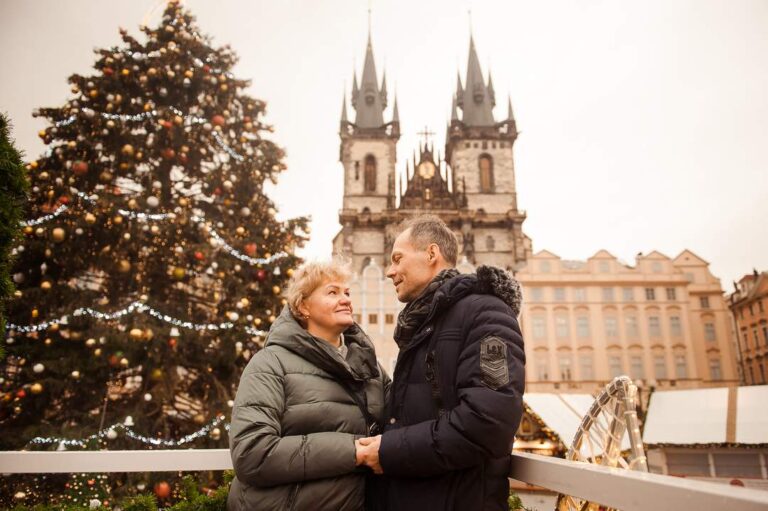 Фотосессия в Праге по фото-маршруту №4. Главная елка на Староместской площади. На заднем фоне Тынский храм. Фотограф в Праге на Рождество и Новый год.