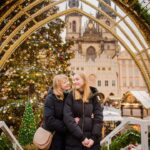 Фотограф в Праге. Рождественская арка. Главная елка на Староместской площади. На заднем фоне Тынский храм и ярмарка. Фотосессия в Праге на Рождество и Новый год