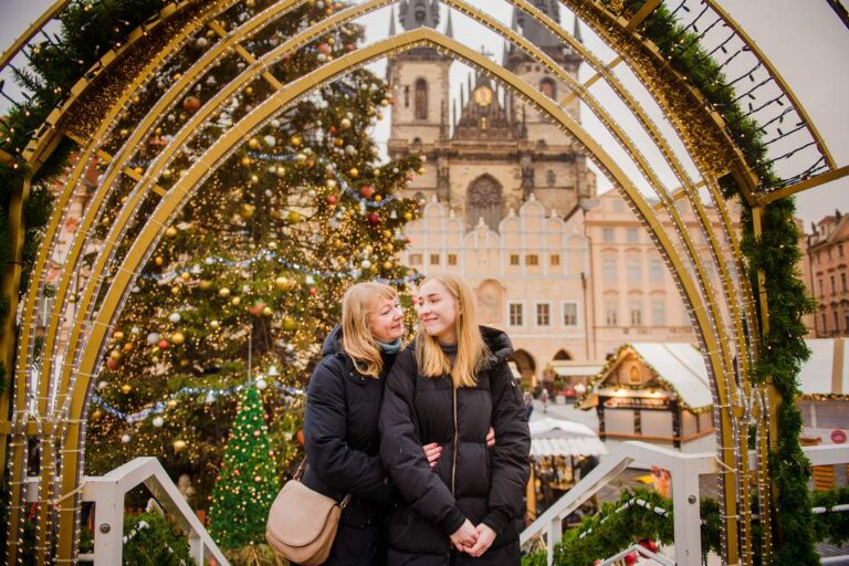 Фотограф в Праге. Рождественская арка. Главная елка на Староместской площади. На заднем фоне Тынский храм и ярмарка. Фотосессия в Праге на Рождество и Новый год