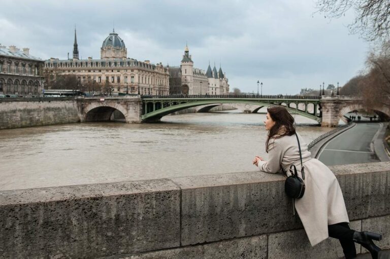 Фото с видом на Консьержери — недорогой фотограф в Париже, качественная обработка фотографий за 5 дней.